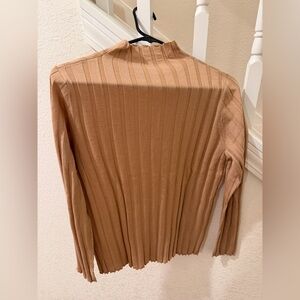 🎄🎄🎄SOLD!!!🎁🎁🎁Elegant Tan Ribbed Sweater